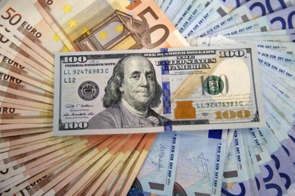 El euro toca mínimos anuales frente al dólar y el bono español, en máximos desde el 'Brexit'