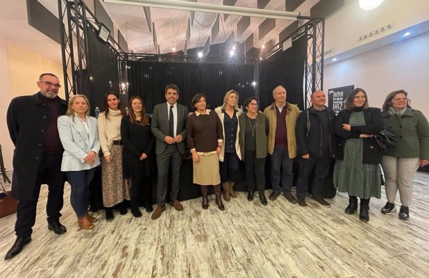 Mazón defiende su modelo educativo, gratuito de 0 a 3 años y 