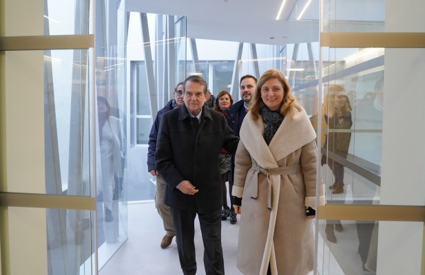Marco exhibe fuerza con la visita de Caballero y se siente apoyada por Puig y el PSOE frente a Renau