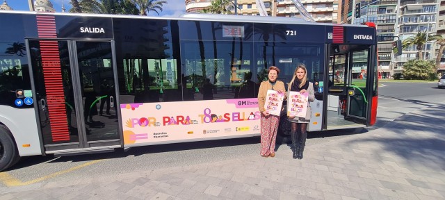 Alicante difunde el lema del 8 de marzo en los autobuses para concienciar sobre la igualdad