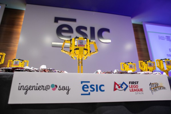 ESIC Valencia acoge a los robots de la First Lego League

