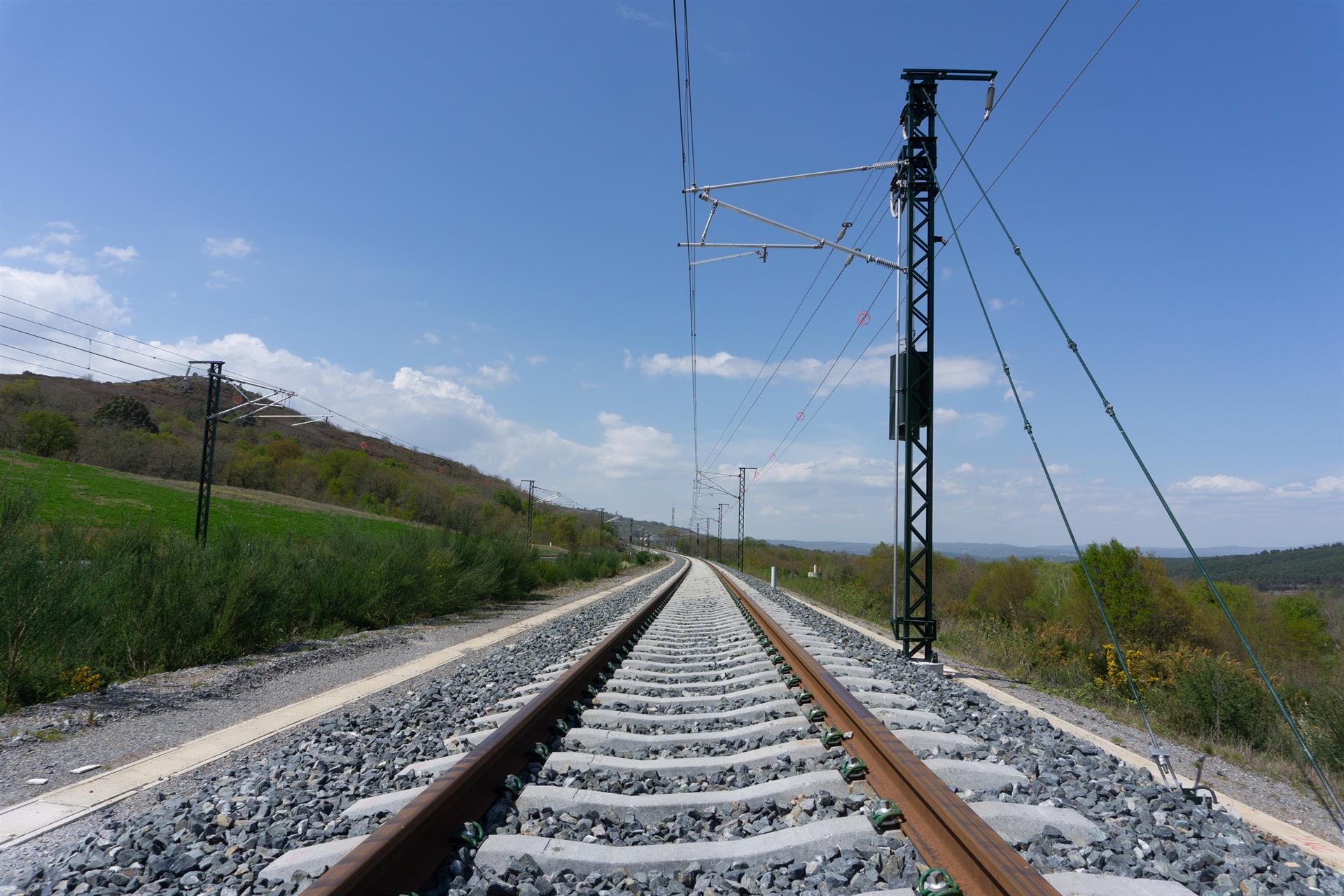 Adif adjudica a Endesa el contrato de energía verde para los trenes por 1.600 millones de euros