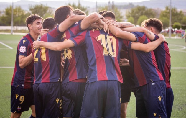 El Atlético Levante gana con solvencia al Jove Español y se afianza en la cuarta plaza