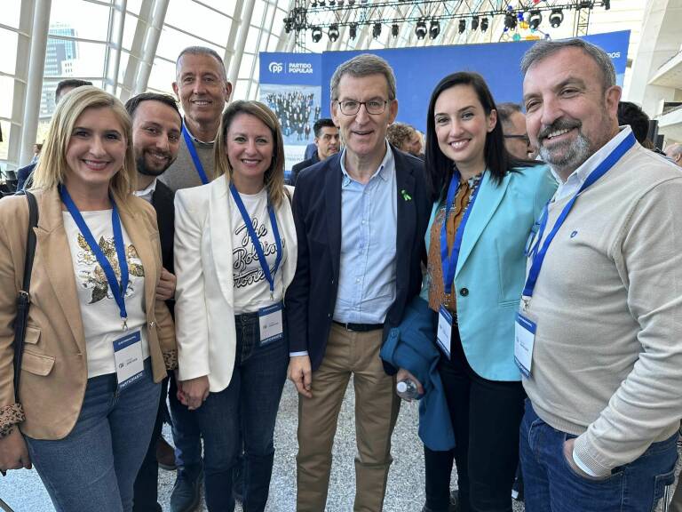 Salomé Pradas, izquierda, con el grupo municipal y el presidente nacional del PP nacional, Núñez Feijóo. - 