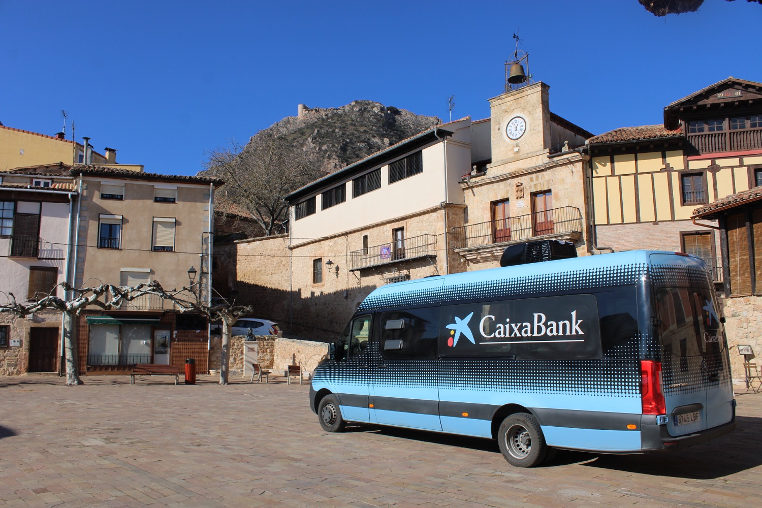 La 'ofimóvil' de Caixabank atiende a 36 municipios de Castellón en riesgo de exclusión financiera