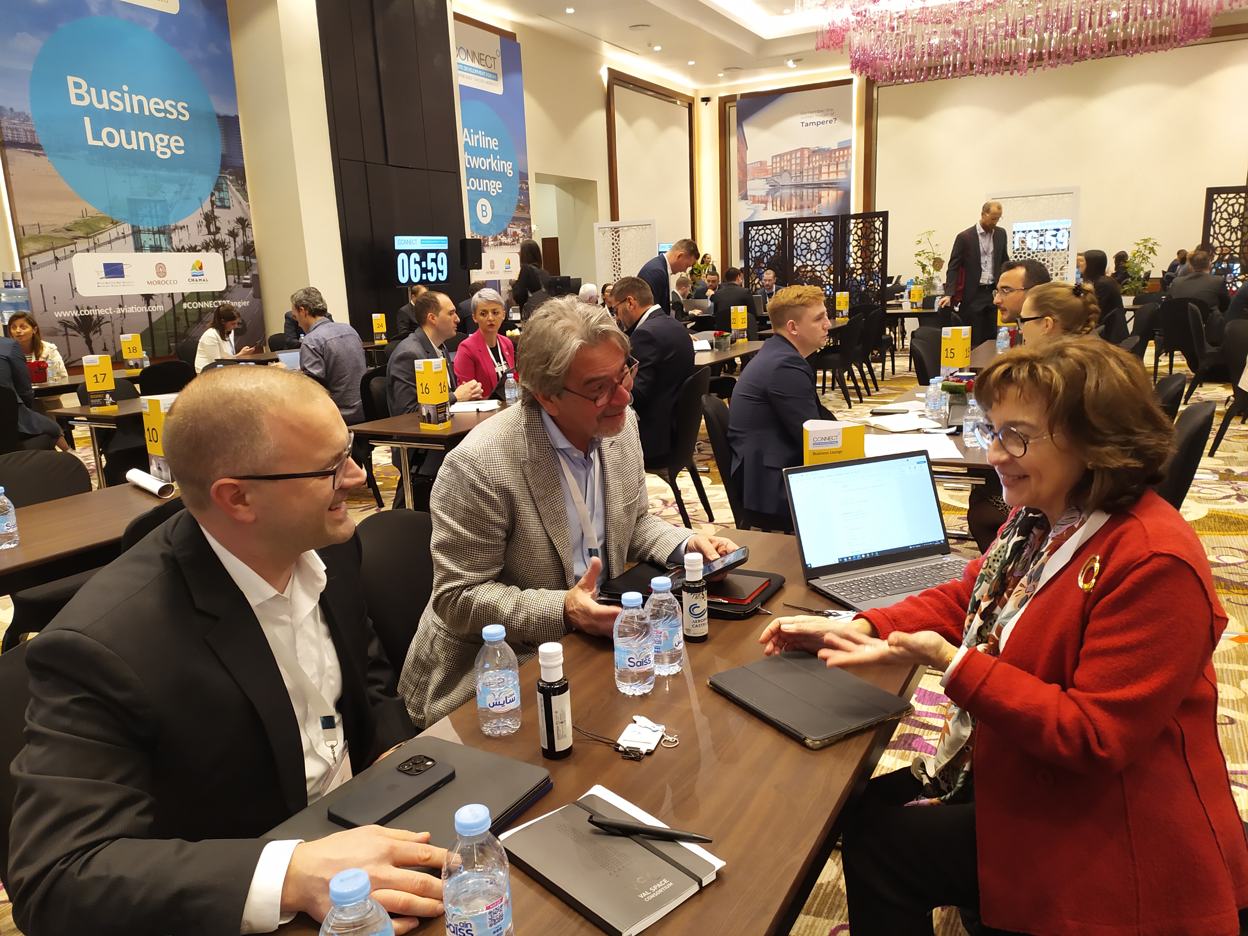 La directora general de Aerocas, Blanca Marín, aborda con los aeropuertos alemán y portugués el inicio de las rutas a finales de marzo. Foto: GVA - 