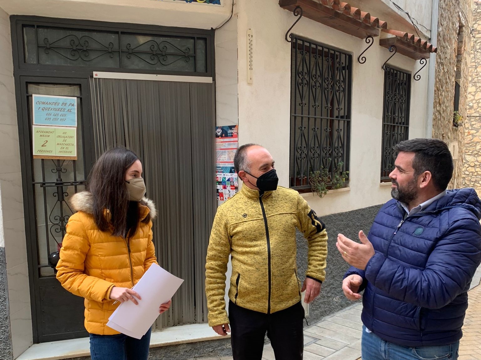 Sara Escrig, alcaldesa de Benafigos, el gerente de uno de los establecimientos y el diputado provincial del PPCS, David Vicente. Foto: PPCS  - 