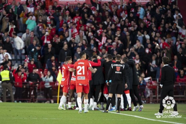 El Almería vuelve a meter al Valencia en descenso 