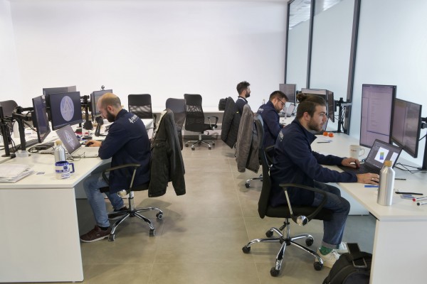 De Castellón al espacio: la 'startup' que integra la cerámica en los satélites desde el aeropuerto