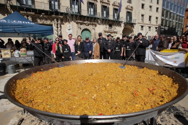 1.500 personas disfrutan de un arroz gigante en Alicante como previa de los 'Soles Repsol'