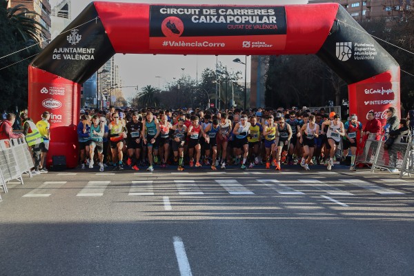 Más de 4.600 runners llenan la Avenida Aragón y la Gran Vía en la          IV Volta a Peu Runners Ciutat de València

