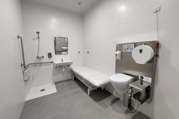 Castelló instal·la un bany adaptat per a persones amb ostomia al Centre d'Envelliment Actiu 