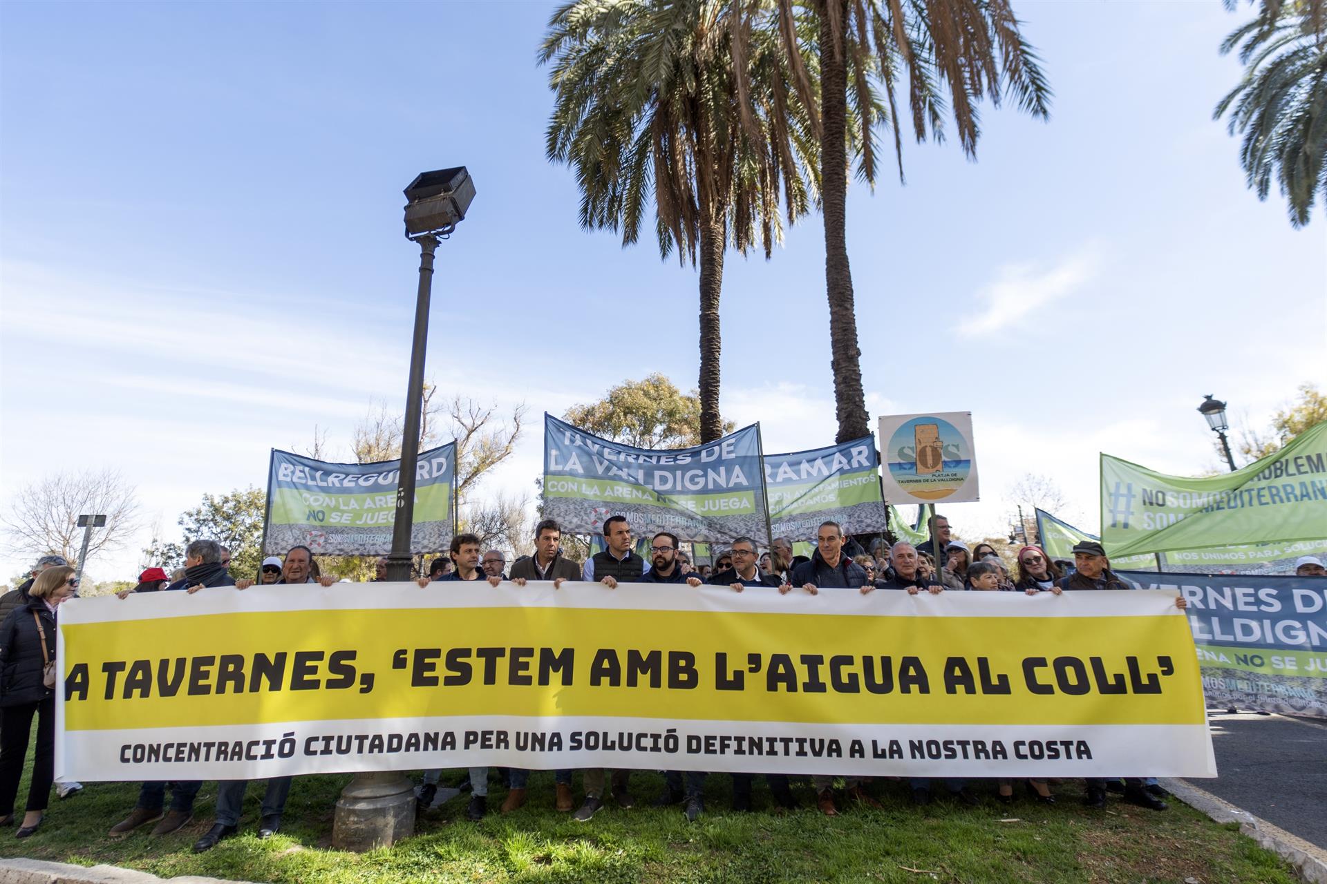 Una concentración exige soluciones ante la erosión del litoral valenciano