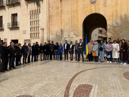 Cinco minutos de silencio en la Plaça de Baix de Elche contra la guerra de Ucrania 
