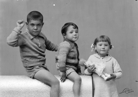 Vilamuseu rescata 3000 fotografías del fondo fotográfico Linares Ortiz