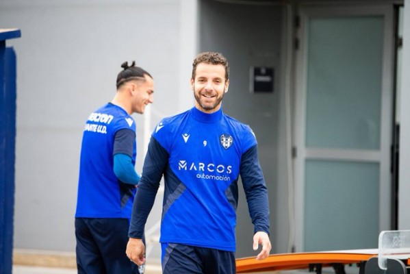 Soldado completa la sesión y podría jugar ante el Lugo