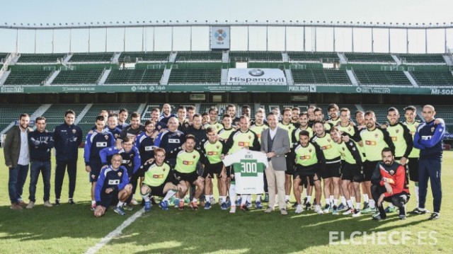 Nino recibe un homenaje por sus trescientos partidos con el Elche