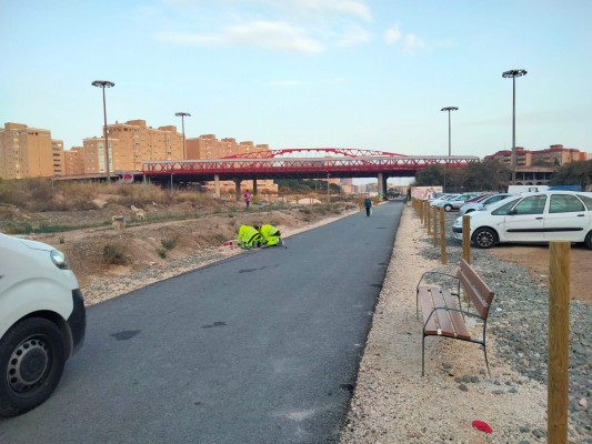 Alicante completa la iluminación de los pasos provisionales que conectan los barrios de Renfe