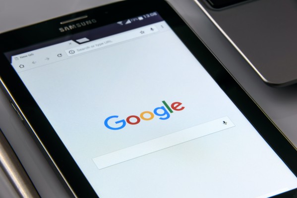 La UE estudia si plataformas como Google o Netflix deben pagar peaje a operadores como Telefónica
