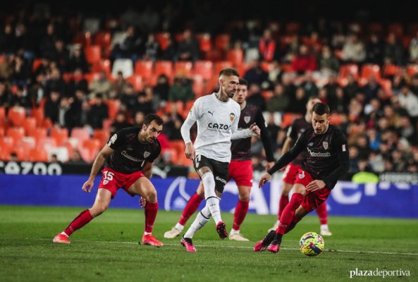Castillejo, baja inesperada en el entrenamiento por una gastroenteritis