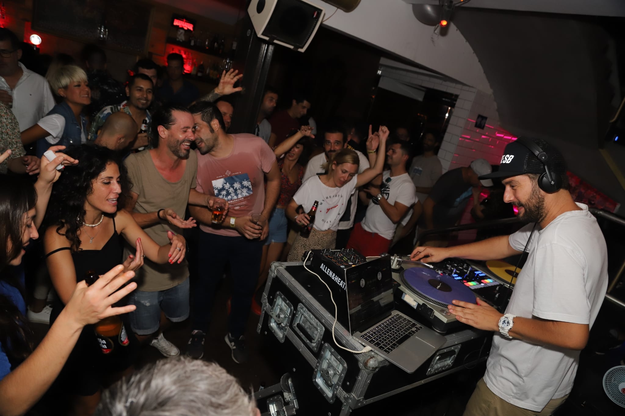 Roots Club, el 'refugio' de Castelló donde los dj's solo pinchan en vinilo