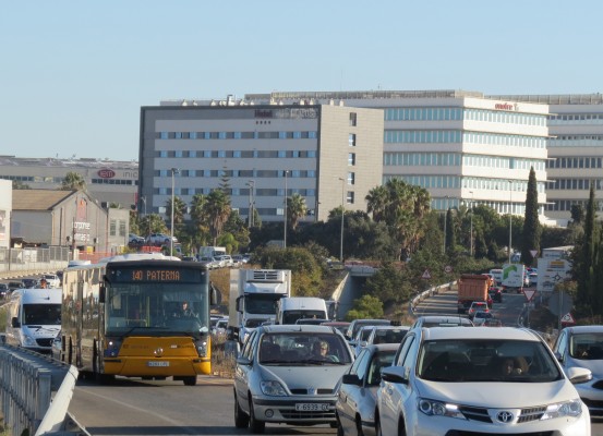Fuente del Jarro insta a las empresas a incentivar el uso de transporte público y evitar el coche