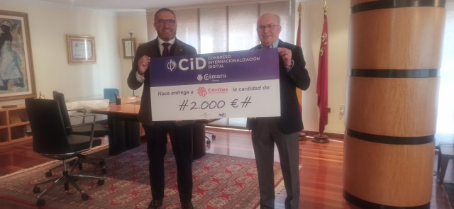 Cáritas recibe 2.000 euros de la recaudación solidaria del Congreso de Internacionalización Digital 