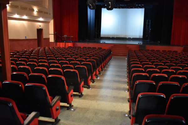 Petrer mejora la iluminación escénica e incorpora medios audiovisuales en el Teatro Cervantes