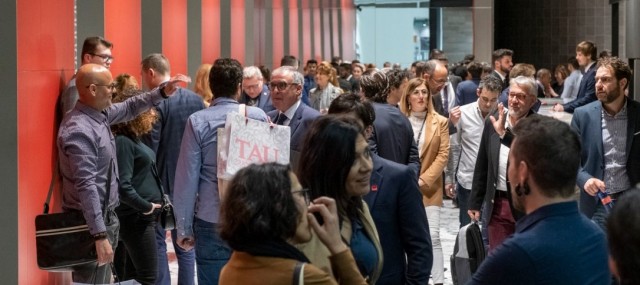 Periodistas y arquitectos de 21 países visitan Cevisama para conocer Tile of Spain gracias al Icex 