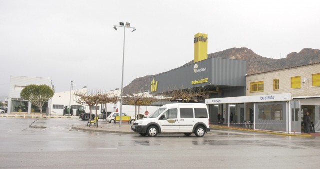 El Consell negocia in extremis el alquiler de la ITV Vega Baja para la reversión del servicio el sábado