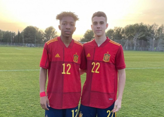 Los levantinistas Aboubacar Sangare y Gerard Luque, con la Selección española Sub-16