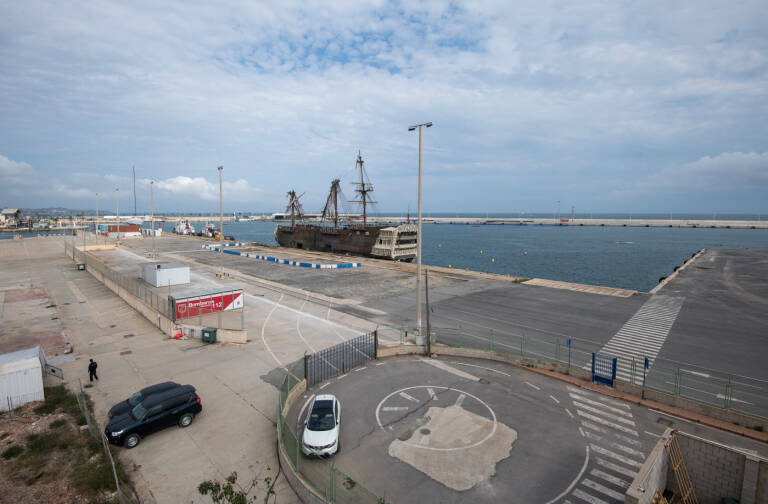 La explanada de los muelles 7 y 9 en los que se proyecta la construcción del centro de congresos de Alicante. Foto: RAFA MOLINA - 