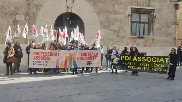Profesores asociados acusan a la Conselleria de trabajar 