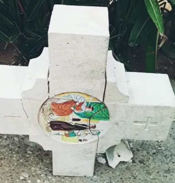 La cruz de la Plaza de la Santísima Faz de Alicante, derribada y semidestrozada. - 