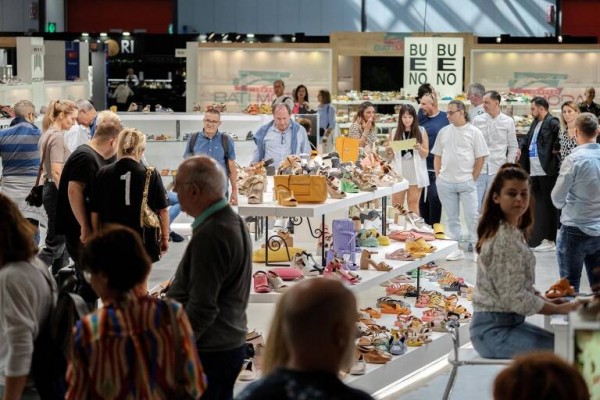 El calzado valenciano, con el 33% procedente de Elche, pulsa en Milán el impacto de la inflación en las ventas