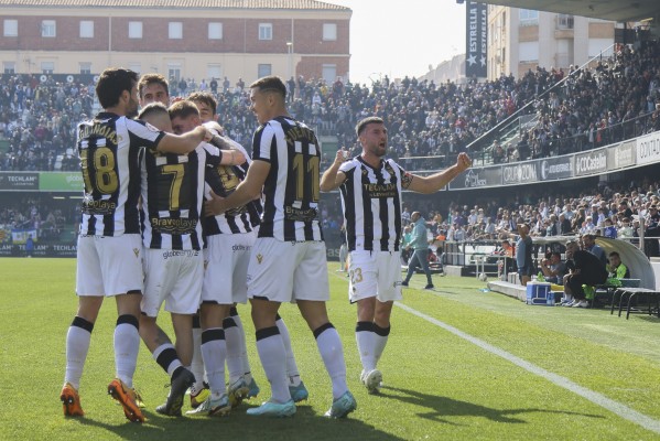 El CD Castellón se impone al Baleares (2-1) y agranda su racha positiva