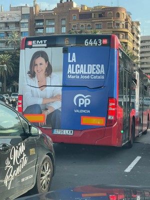 Catalá inicia la precampaña con su imagen en los autobuses de la EMT de València