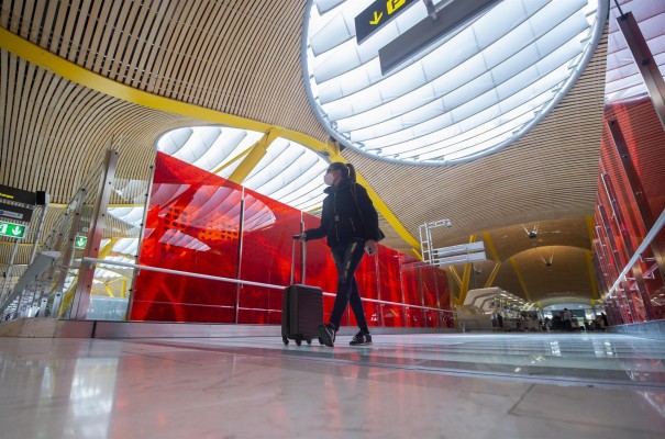  Los pasajeros no tendrán que sacar líquidos y portátiles en los controles de aeropuertos desde 2024
