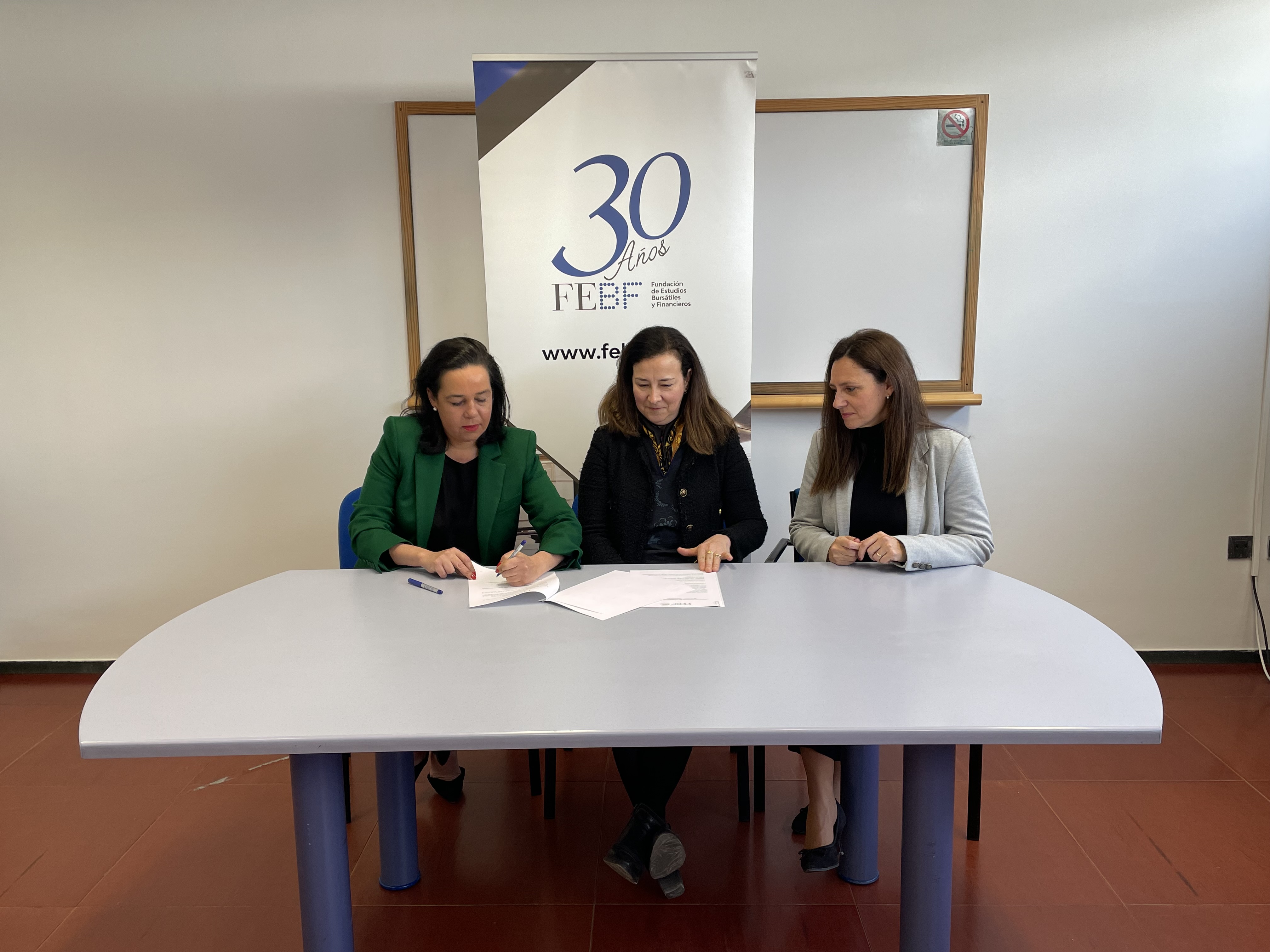  De izquierda a derecha: Beatriz Carbonell, abogada socia de Sue; Isabel Giménez, directora general de la FEBF; y Sonia Gimeno, abogada socia de Sue - 