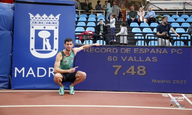 El atleta del Playas de Castellón Enrique Llopis iguala el récord de España de 60 vallas