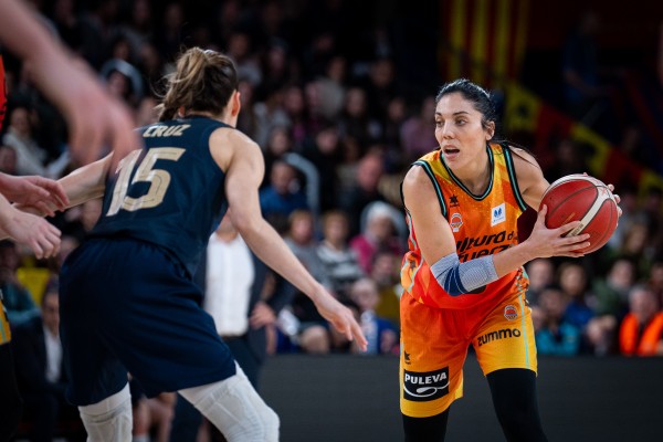 Valencia Basket reafirma su liderato con una victoria ante el Barça