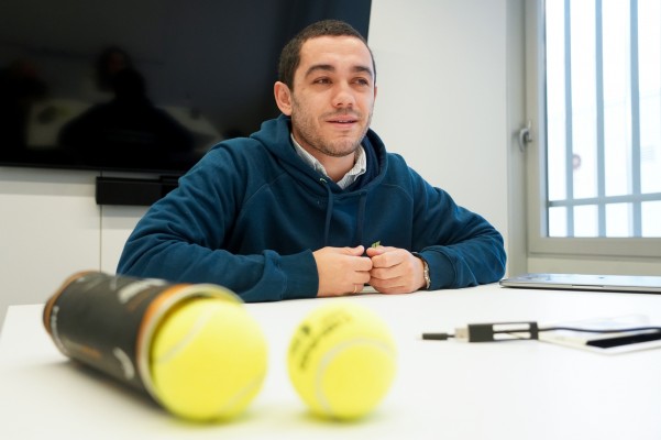 Padel Drop, las máquinas de pelotas y 'overgrips' de pádel que se expanden por los clubs de España