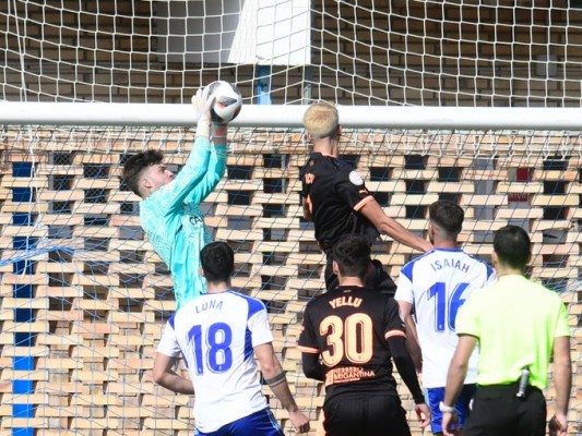 El Mestalla supera la expulsión de Gozi y empata en Zaragoza