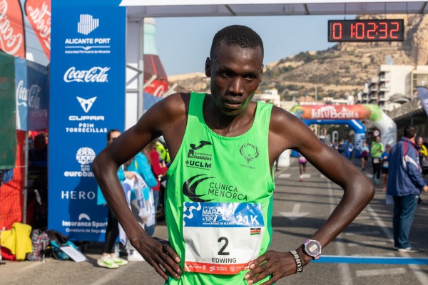 Los kenianos Edwin Kipruto y Nancy Jepleting triunfan en Medio Maratón Alicante
