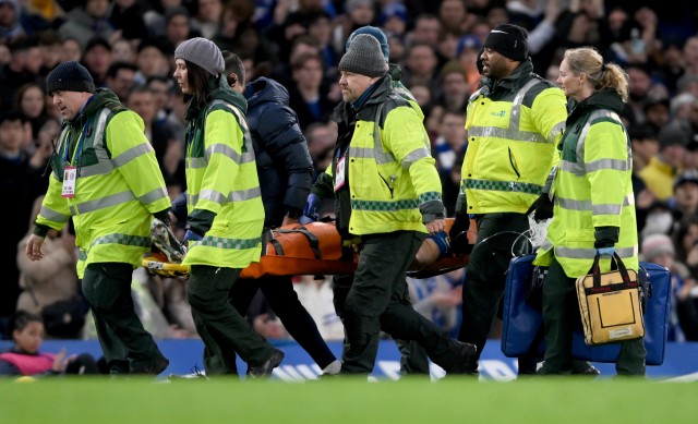 Azpilicueta, retirado en camilla y con oxígeno por una patada en la cara
