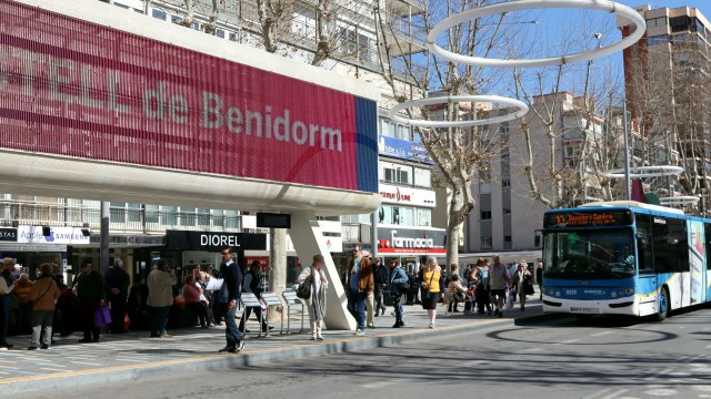 Benidorm instala 11 pantallas para informar en las paradas de la hora de llegada de los autobuses