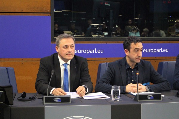 Las universidades valencianas reclaman en el Parlamento Europeo la entrada del catalán en el programa Erasmus+
