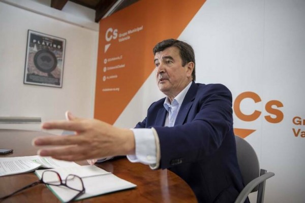 Giner lleva al pleno una moción para pedir que se paralice la adjudicación de los Docks

