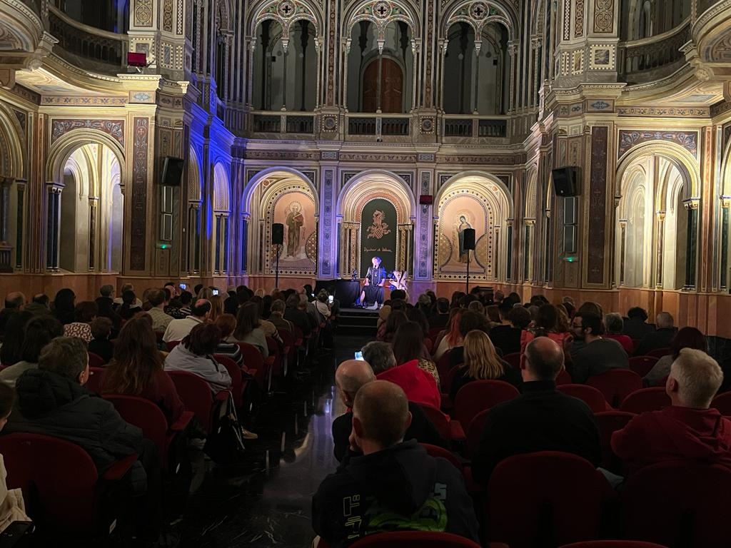 Neønymus trasllada al públic a l'època dels neandertals mitjançant la música