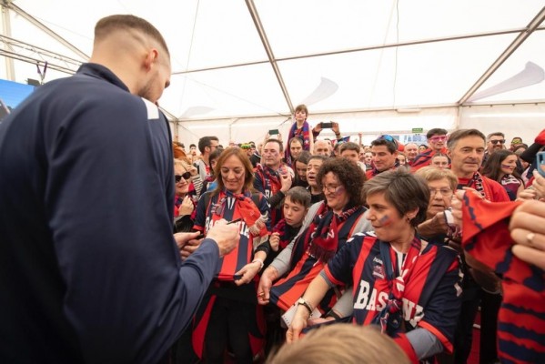 Instituciones, empresas y afición se unen a Cazoo Baskonia para dar alas al equipo en el debut de la Copa del Rey
